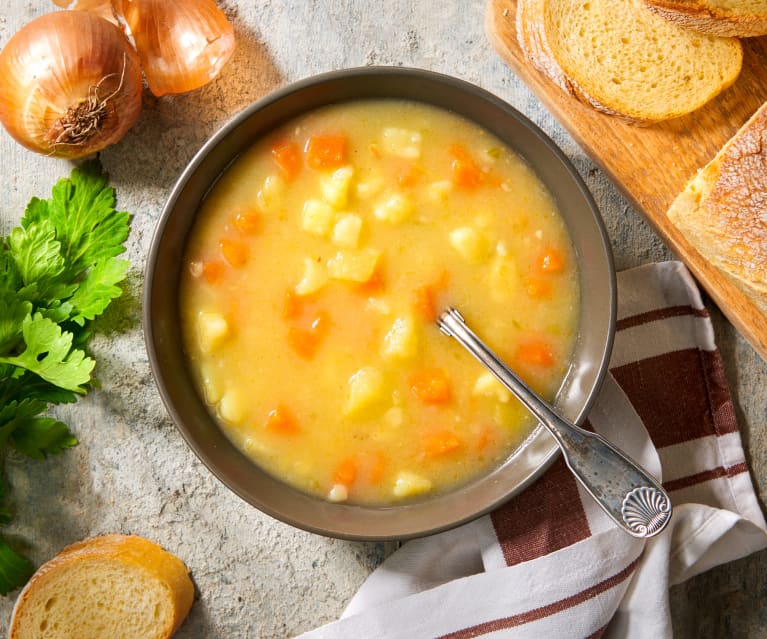 Calda e saporita la minestra con patate, provala!