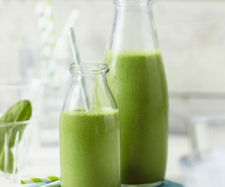 Grüner Smoothie mit Ananas und Erdnuss