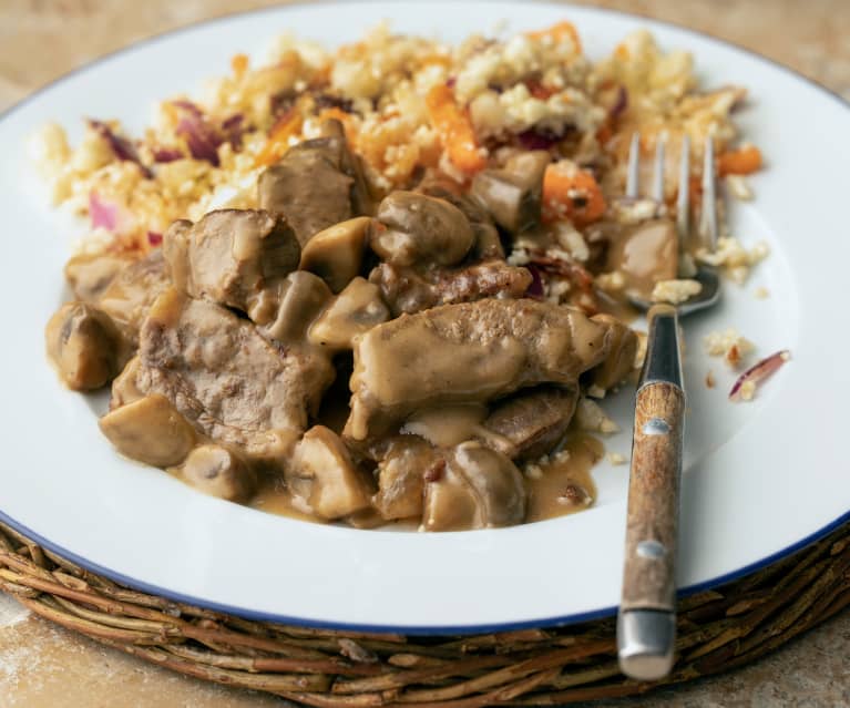 Carne de vită și ciuperci, cu salată de conopidă