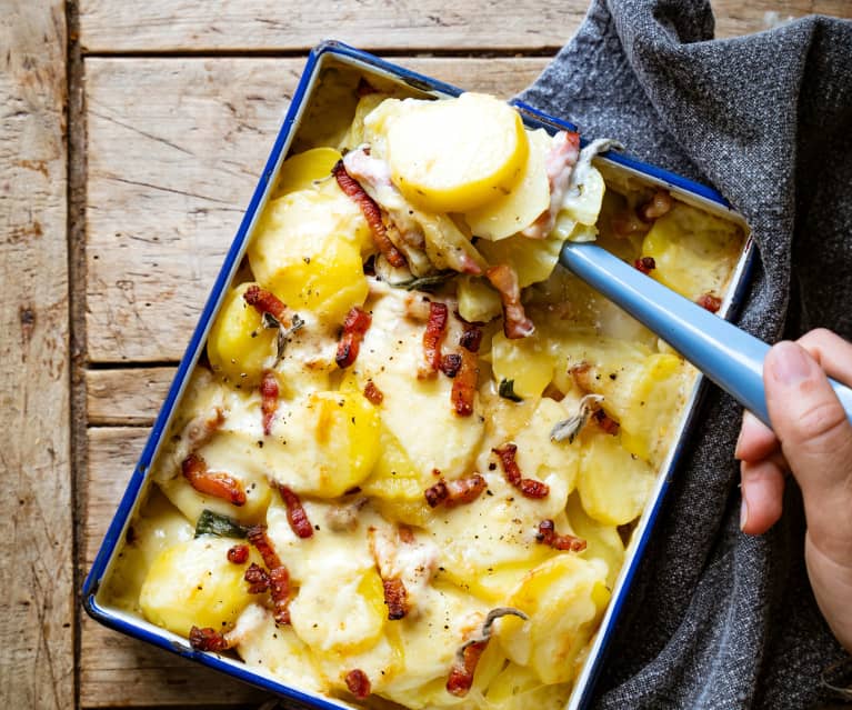 Truffade de pommes de terre au cantal, sauge et lardons fumés