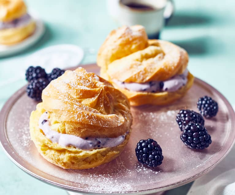 Vandbakkelser med brombærcreme