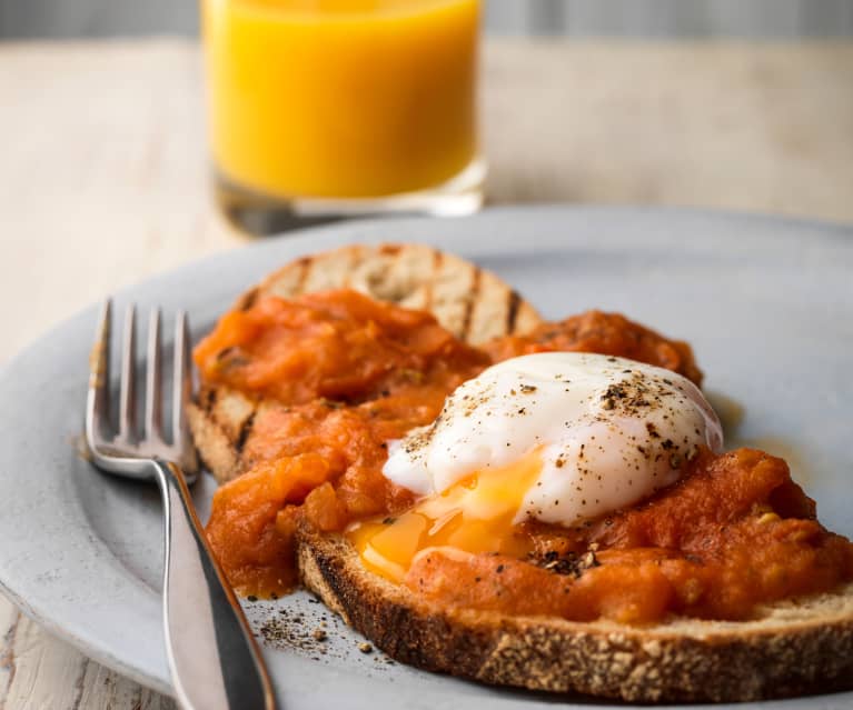 Bruschetta med moste plommetomater og posjerte egg