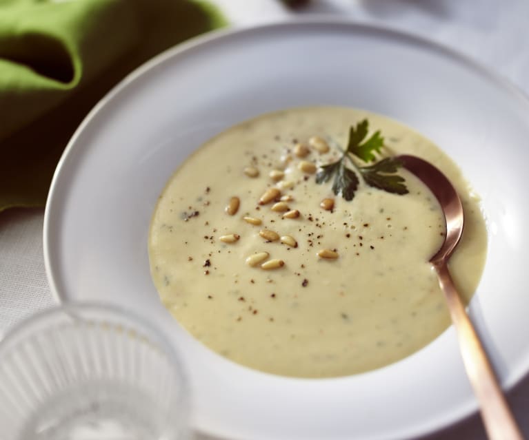 Cremesuppe von Knollensellerie mit Chili