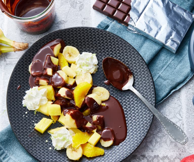 Salade de fruits cuits, chocolat chaud et chantilly 