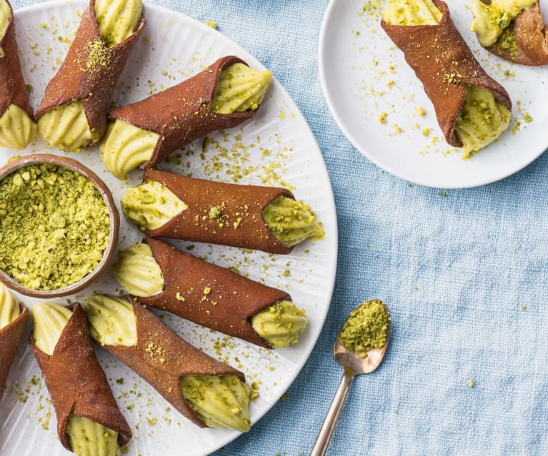 Cannoli al cacao con crema pastelera de pistacho