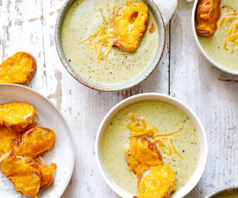 Soupe de brocoli crémeuse au cheddar et croûtons gratinés