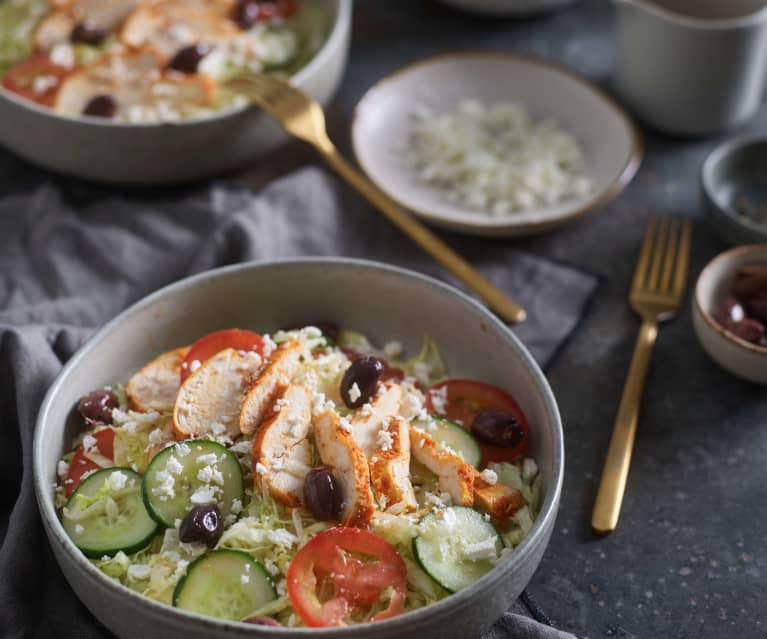 Griechischer-Salat mit gedünstetem Hähnchen Griechischer-Salat mit gedünstetem Hähnchen