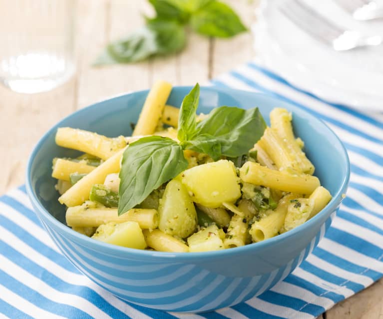 Insalata di pasta alle erbe con fagiolini e patate