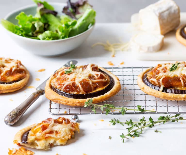 Montaditos de berenjena y queso con cebolla caramelizada