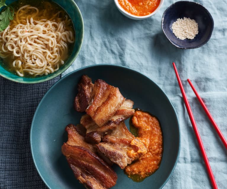 Cerdo marinado con fideos y salsa bbq en cocción lenta TM6