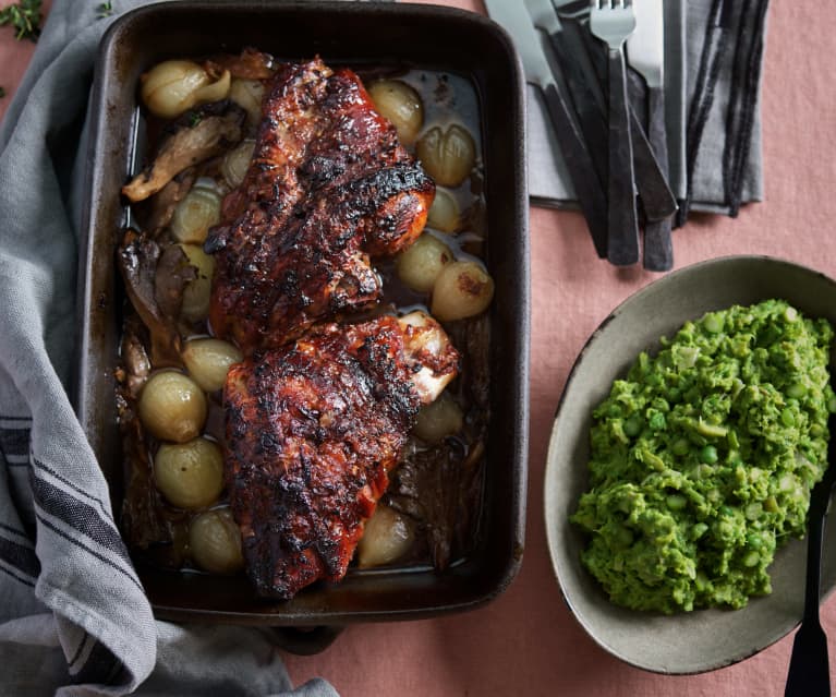 Pernil de porco com cebolinhas, cogumelos e esmagada de ervilhas e espargos