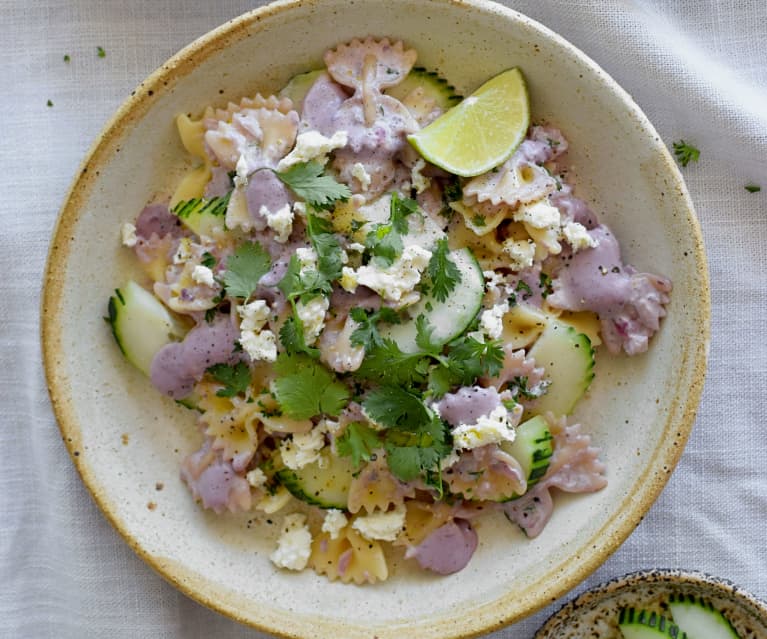 Ensalada de pasta con salsa de olivo