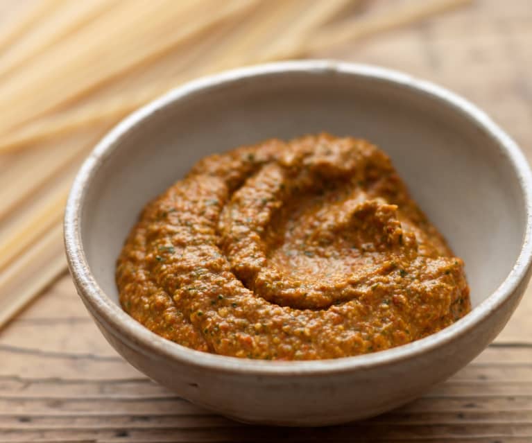 Közlenmiş Biberli ve Maydanozlu Pesto