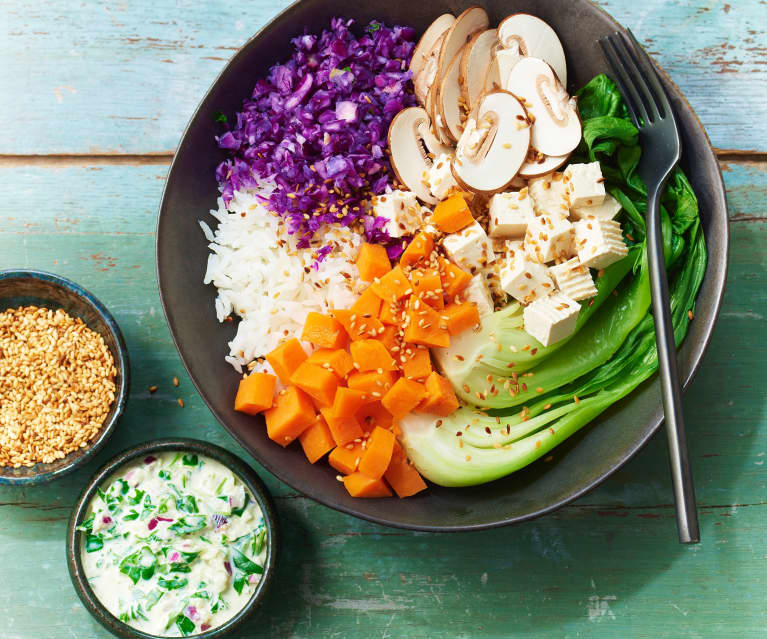 Buddha bowl d'automne au riz semi-complet et au tofu