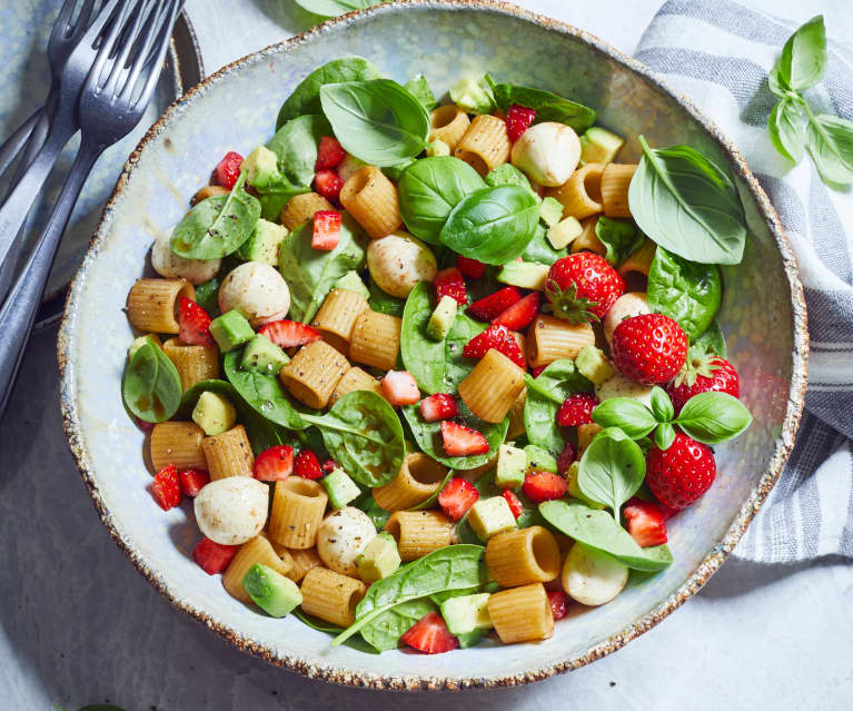 Avocado-Nudelsalat mit Erdbeeren und Mozzarella