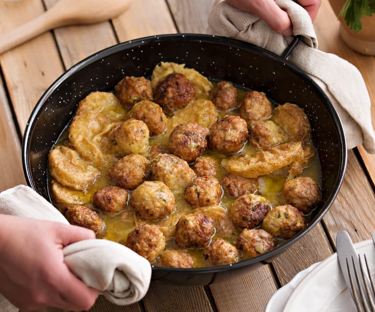 Almôndegas de frango em slow cooking com batatas