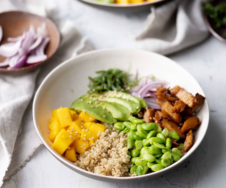 Poke di quinoa e seitan