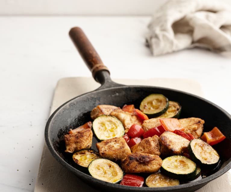 Poêlée de poulet, paprika et légumes de saison