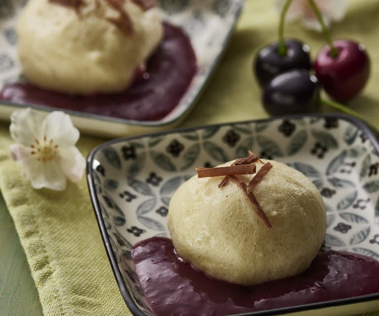 Bollitos al vapor con centro de chocolate  y salsa de cerezas