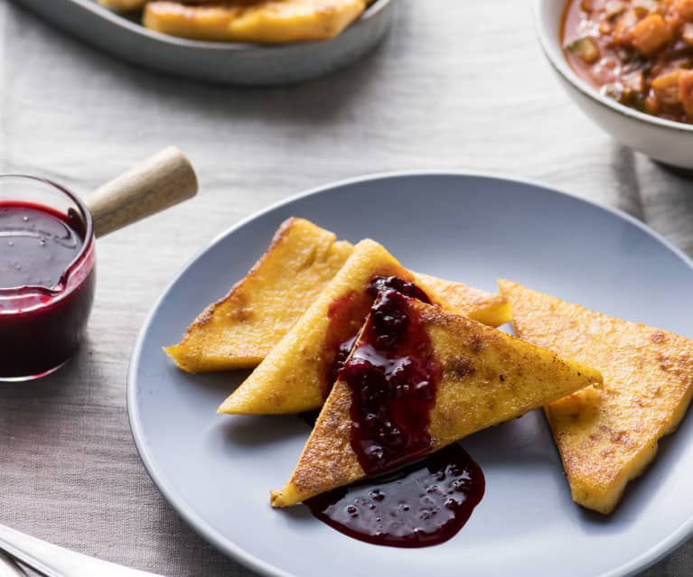 Bocados de polenta con caponata siciliana o compota de frutos rojos