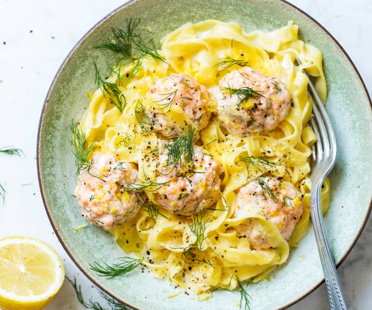 Boulettes de saumon, tagliatelle et sauce citron-aneth