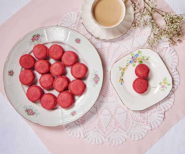 Macarons cu căpșune și apă de trandafiri