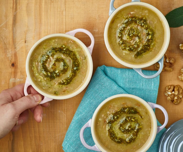 Minestra di porri e farro con pesto alle noci