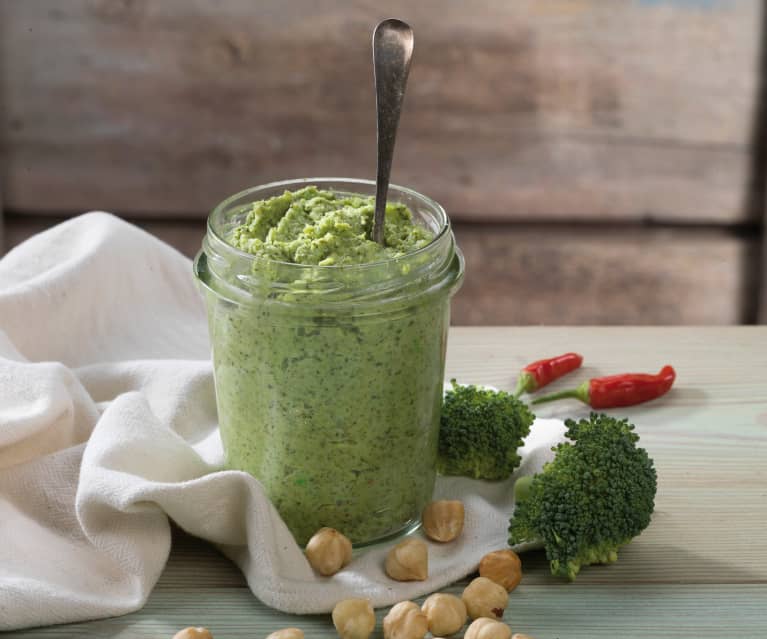 Pesto di broccoli, acciughe e nocciole