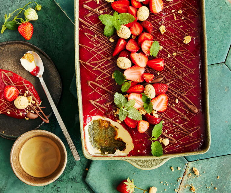 Erdbeer-Joghurt-Mousse mit Schokolade und Amarettini
