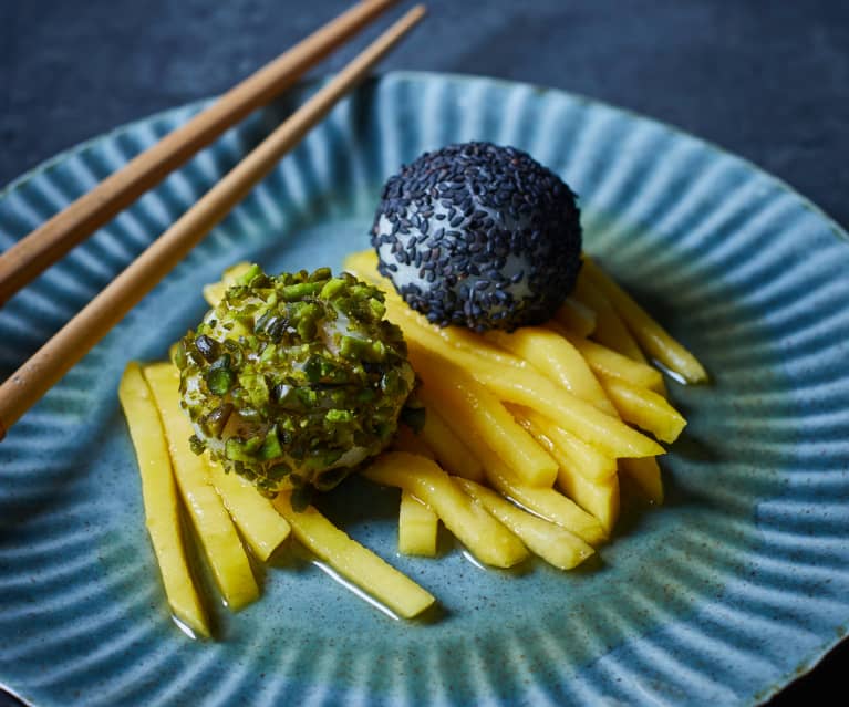 Mochis auf Mangosalat Dessert