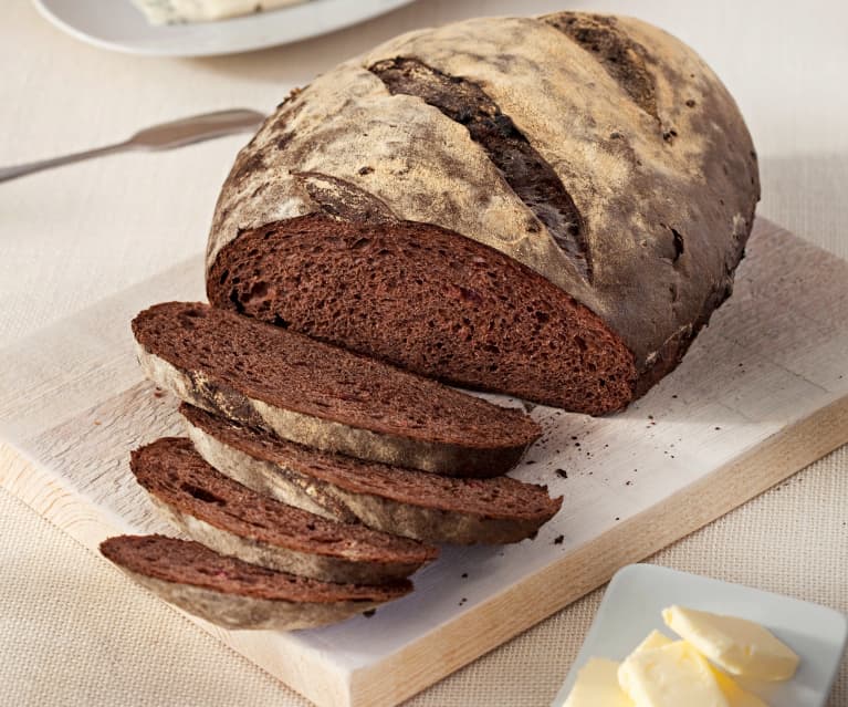 Pan de cacao y frutas deshidratadas