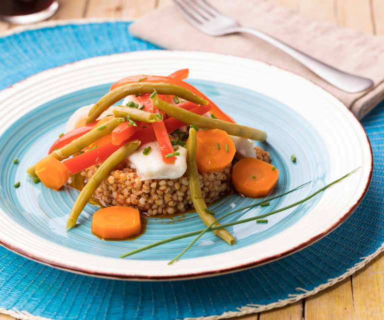 Sorgo con platessa e arcobaleno di verdure