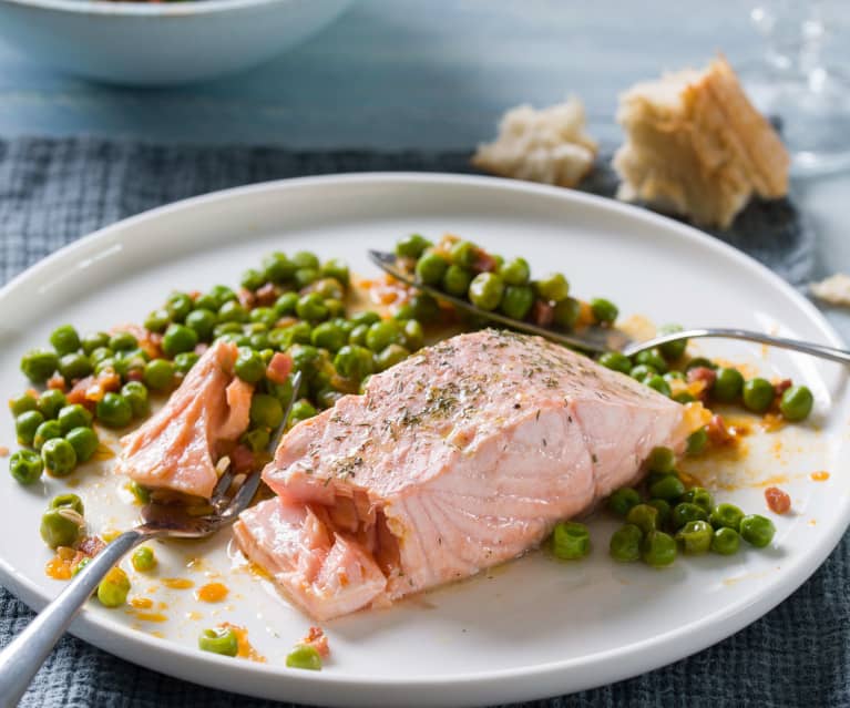 Lomos de pescado y guisantes con jamón al pimentón