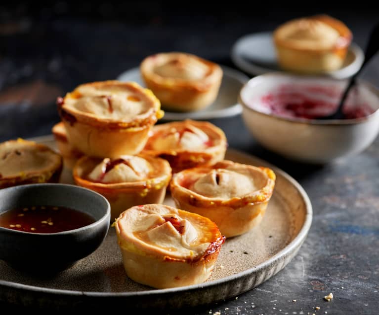 Tartaletas de queso brie con salsa de chile y mermelada de frambuesas (Espesar)