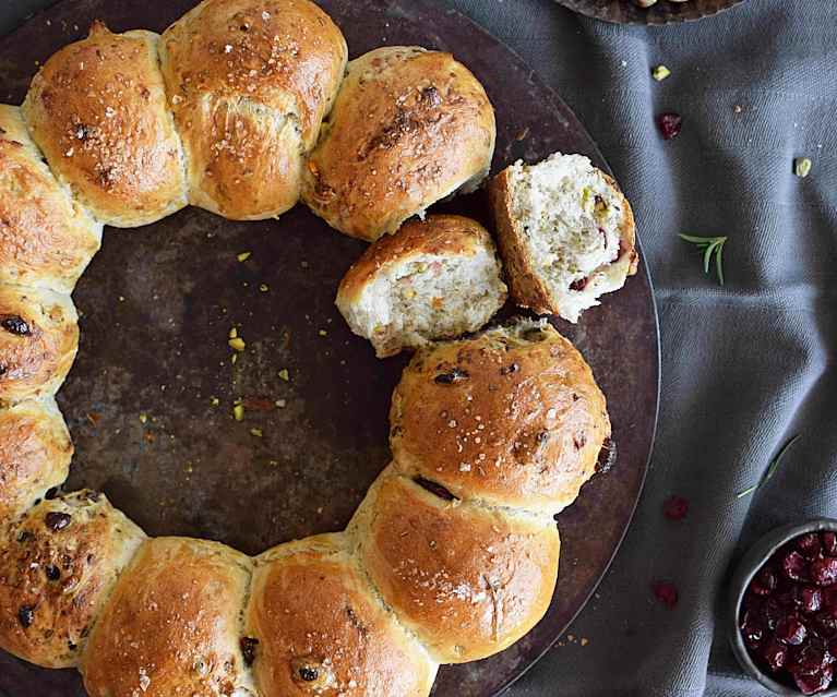 Corona de pan con cranberries y pistachos