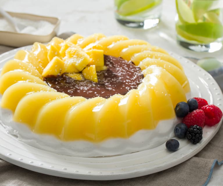 Postre de mango y coco con salsa de chocolate