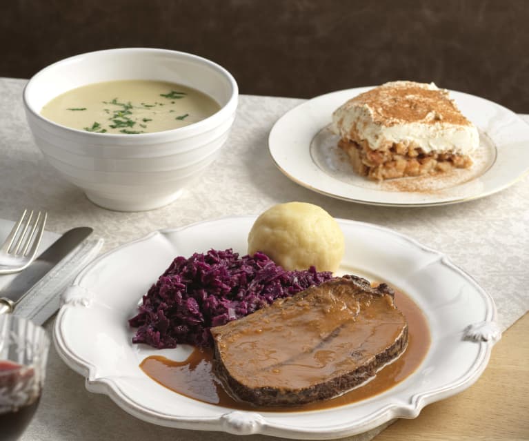 Topinambursuppe, Schmorbraten mit Erdäpfelknödel und Rotkraut; Apfel-Tiramisu