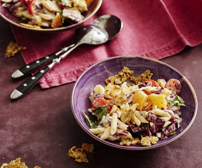 Nudelsalat mit Radicchio und Parmesan-Knusper