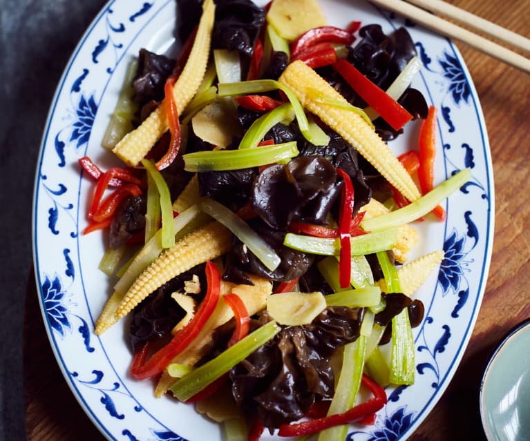 Plat coloré de légumes 