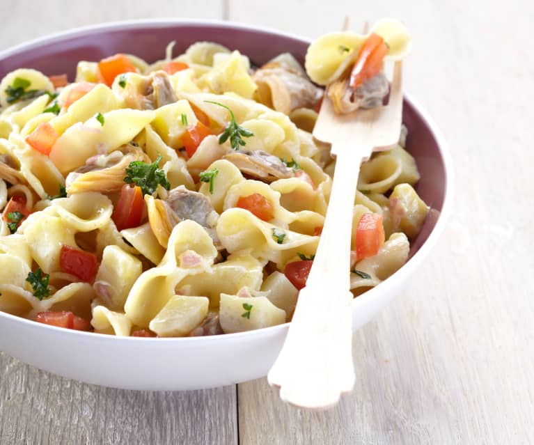 Insalata di pasta, vongole e carciofi