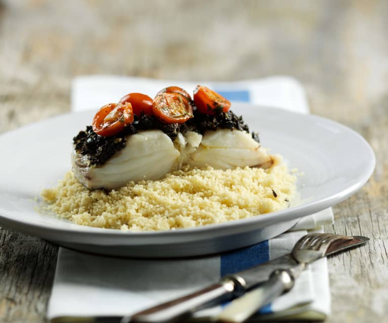 Bacalhau com tapenade, tomate e cuscuz