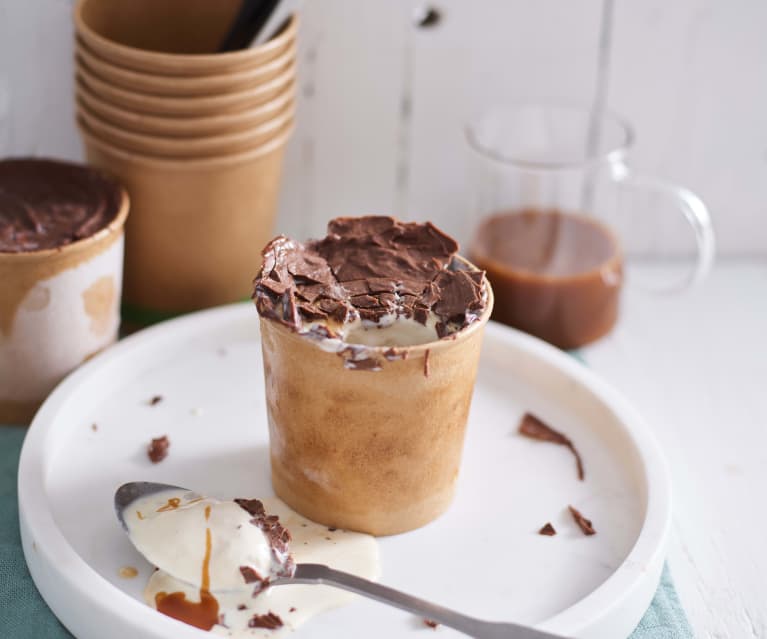 Gelado no copo com molho de caramelo e crocante de chocolate