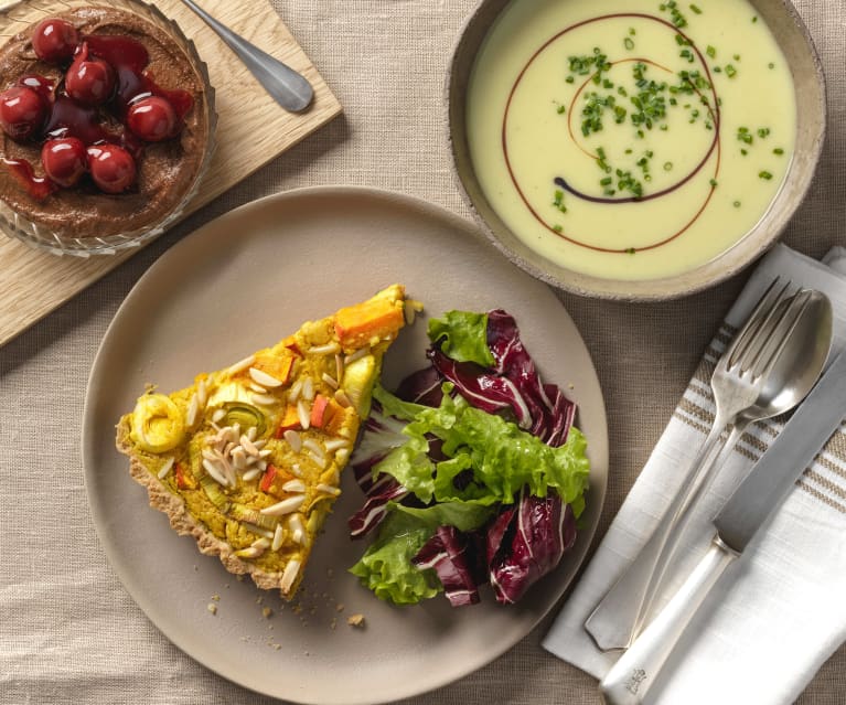 Romanesco-Suppe, Kürbis-Lauch Quiche mit Salat, Lebkuchenmousse mit Weichselkompott