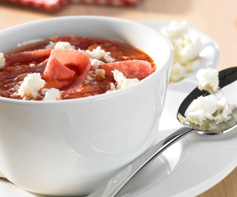 Tomatensuppe mit Salami und Feta