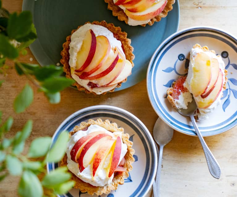 Tartelette sablée, pêche vapeur et chantilly aromatisée