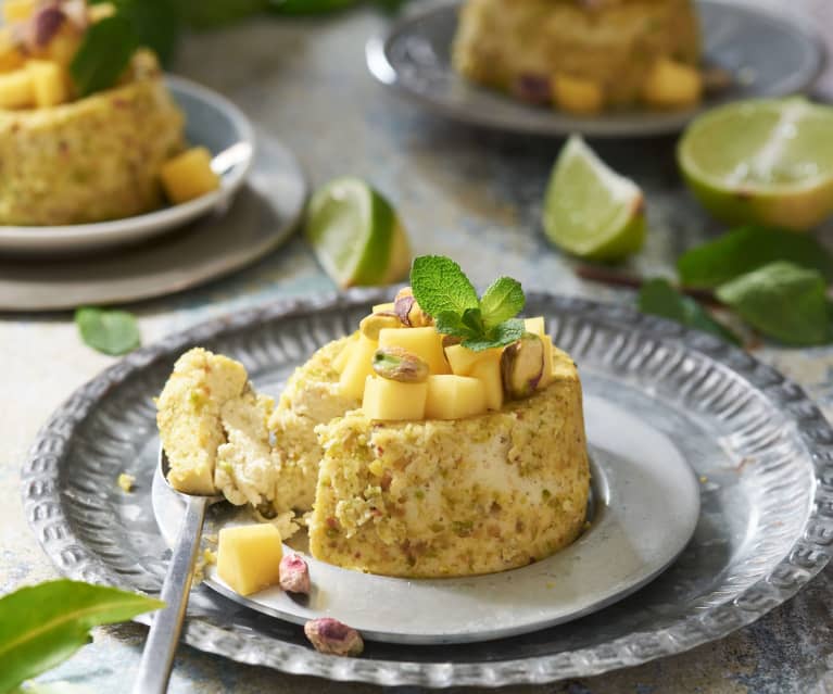 Cheesecakes de pistacho con mango