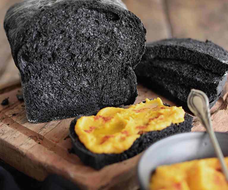 Pan de molde de tinta de calamar y hummus de zapallo