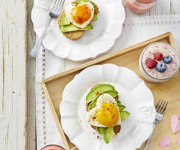 Cuori di uova su pane tostato; frullato di frutta e yogurt alla frutta