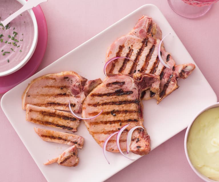 Chuletas de Sajonia con salsa de cebollas rojas y puré de patatas