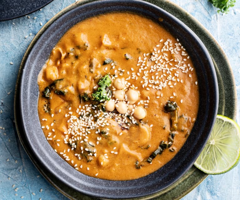 Erdnusssuppe mit Süßkartoffeln und Grünkohl